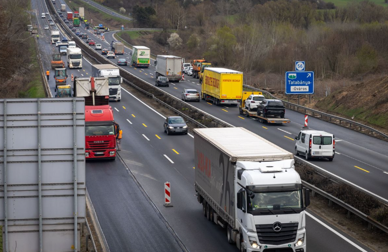 Sorra jöttek a karambolok az M1-esen, az utakon a türelem az úr