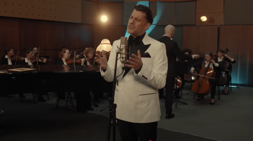 Kökény Attila méltó előadója Máté Péter dalának
