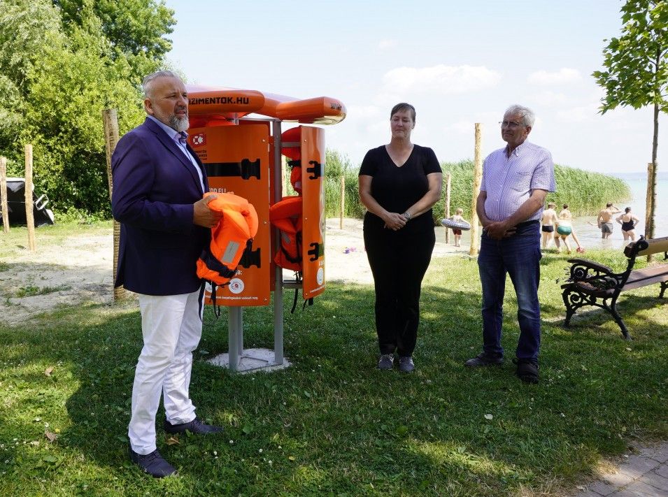 Mentőmellényállvány a Balatonnál.