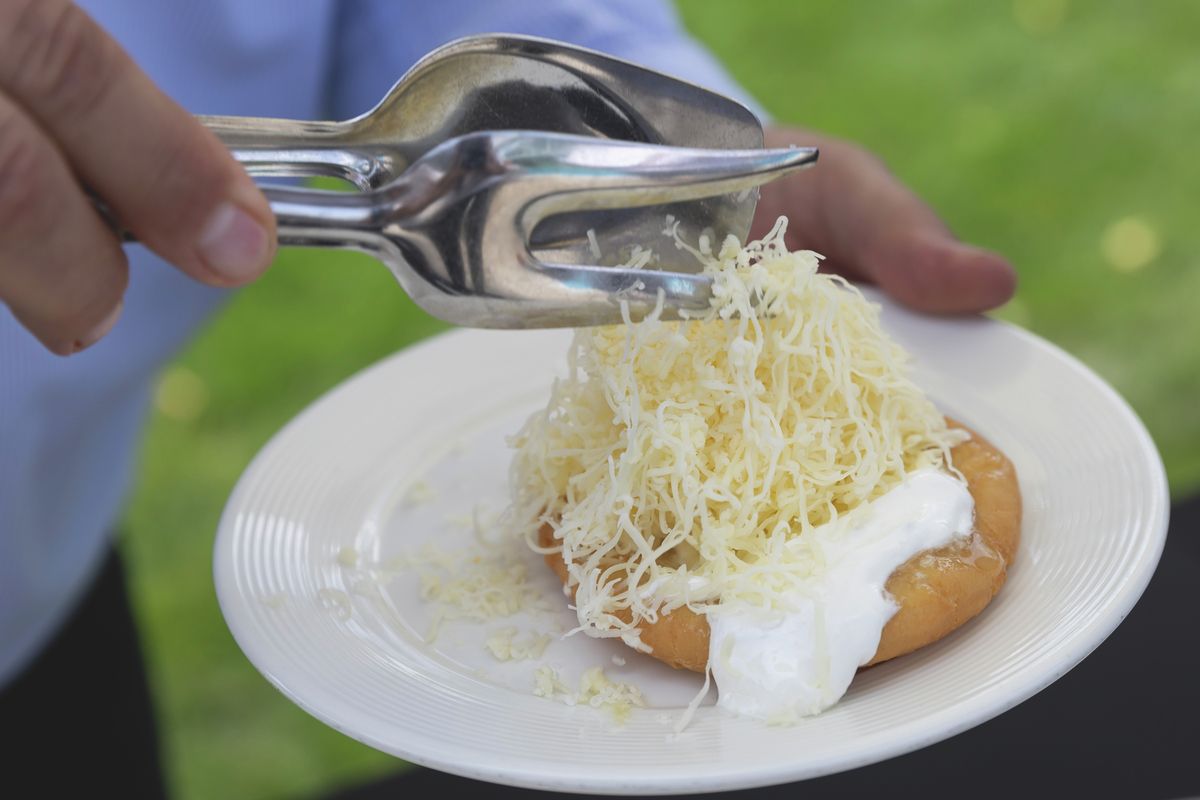 A sajtos-tejfölös lángos még mindig a legnépszerűbb strandételek egyike
