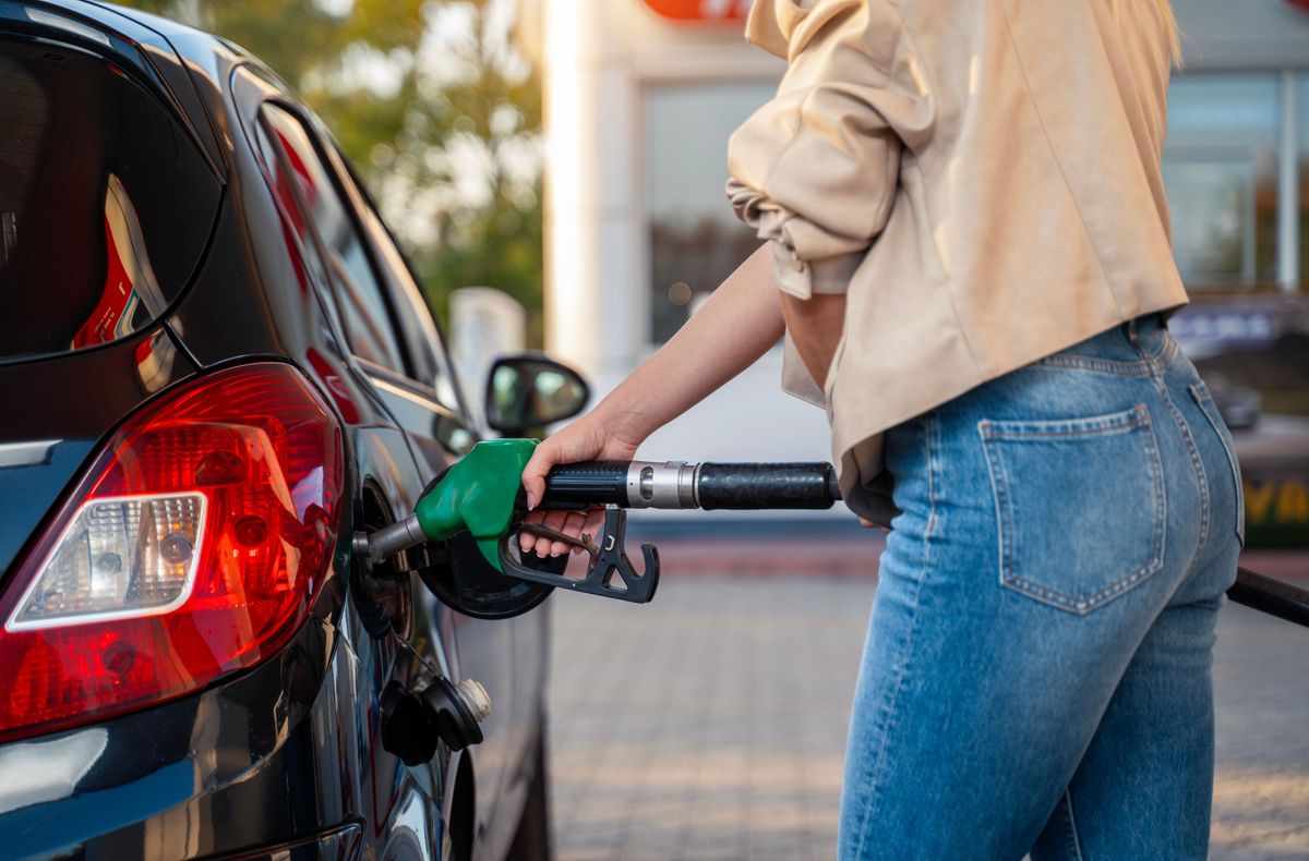 Unrecognizable,Woman,Fills,Up,Car,Tank,On,The,Gas,Station
üzemanyag