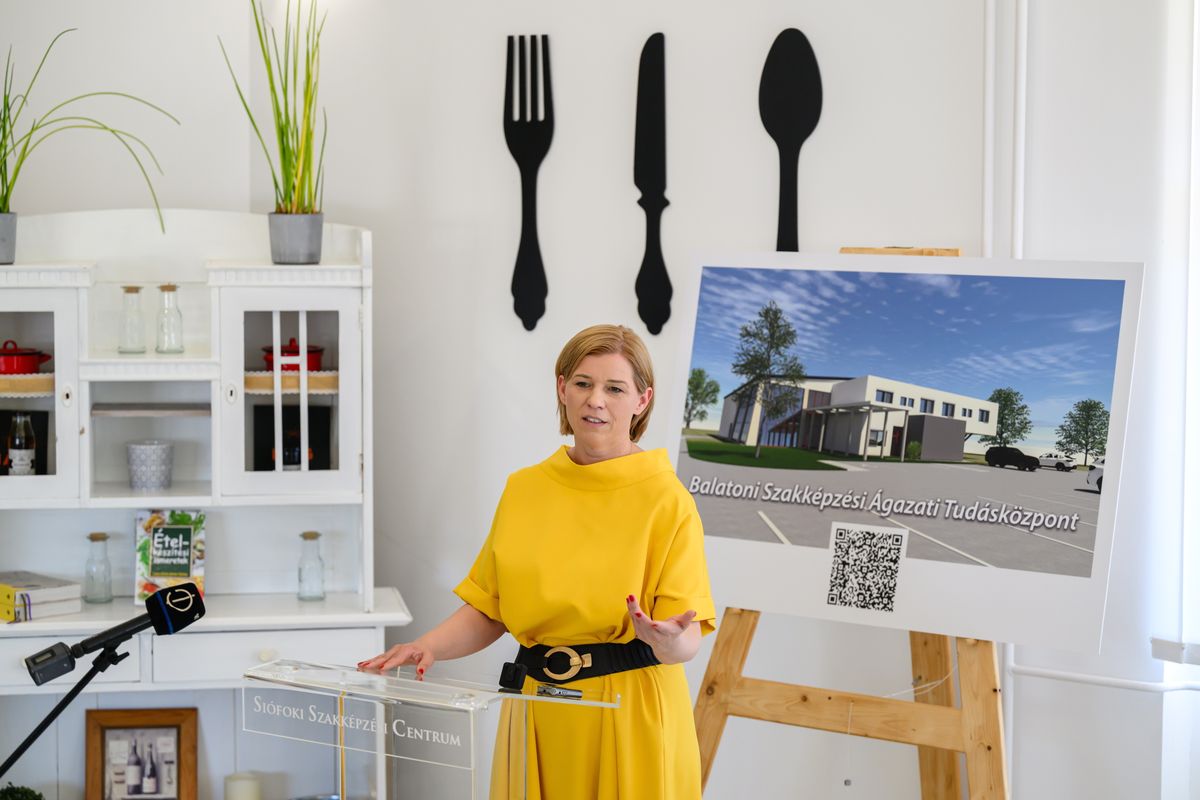 Varga-Bajusz Veronika, a Kulturális és Innovációs Minisztérium államtitkára jelentette be az elektronikai tudásközpont létrehozását a siófoki sajtótájékoztatón