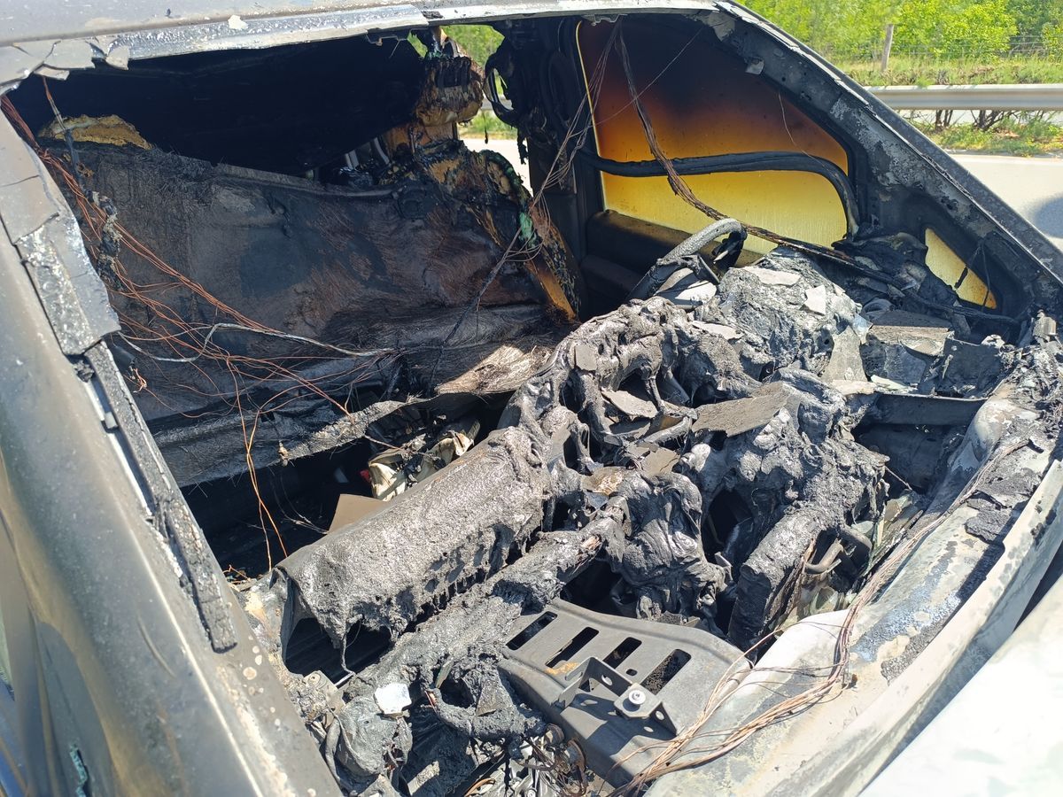 m5-ös autópálya: Teljesen kiégett egy kisbusz a sztrádán