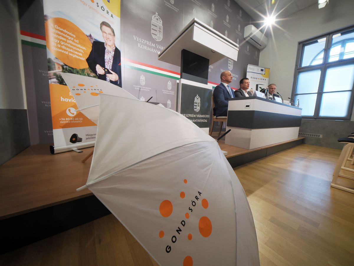 A Gondosóra program Veszprém vármegyében is hódít – mondta Takács Szabolcs, a Veszprém Vármegyei Kormányhivatal főispánja, dr. Juhász Roland, a program megvalósításáért felelős Kormányzati Szolgáltató Központ Nonprofit Kft. ügyvezetője Fotó: Nagy Lajos / Napló