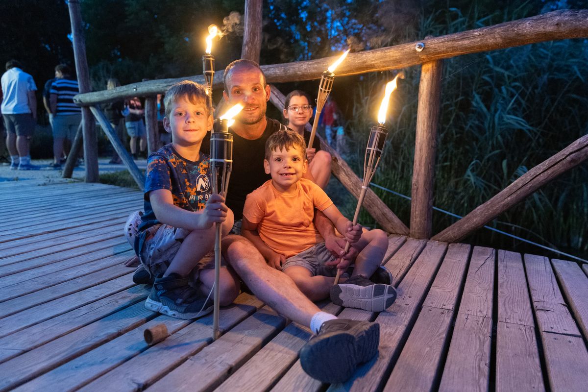 A Juhannus-nap zárásaként fáklyás felvonulás és máglyaégetés volt a program