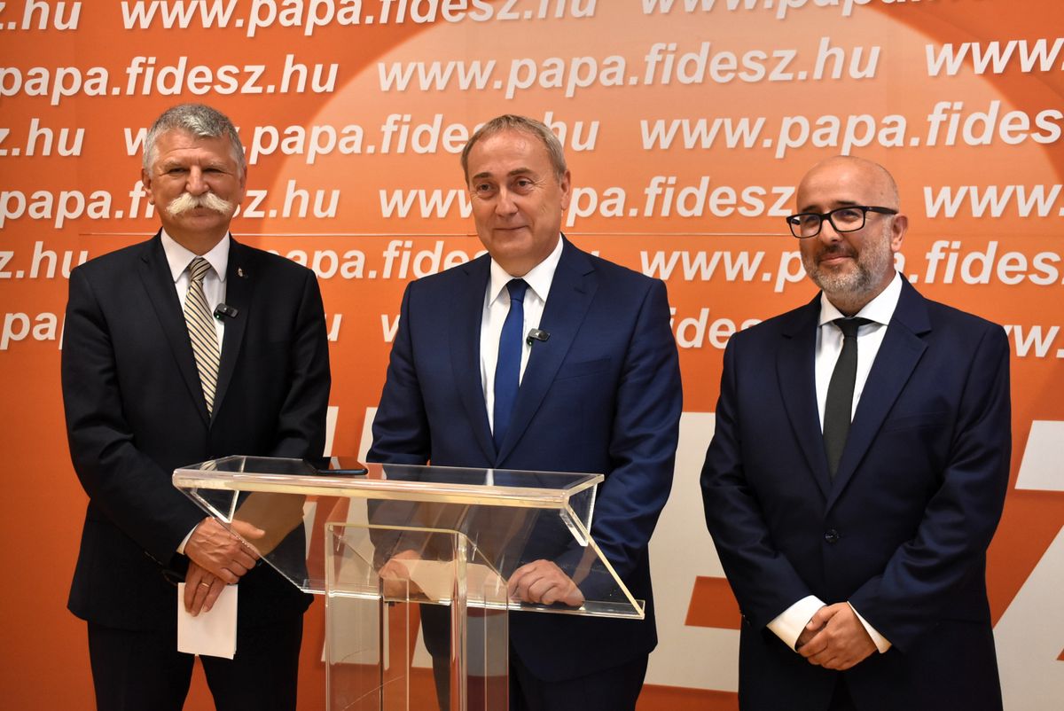 Kövér László és Kovács Zoltán bemutatta be a Fidesz új választókerületi elnökét, Kiss Gábort. A 46 éves jogász három évtizede tagja a politikai közösségnek.