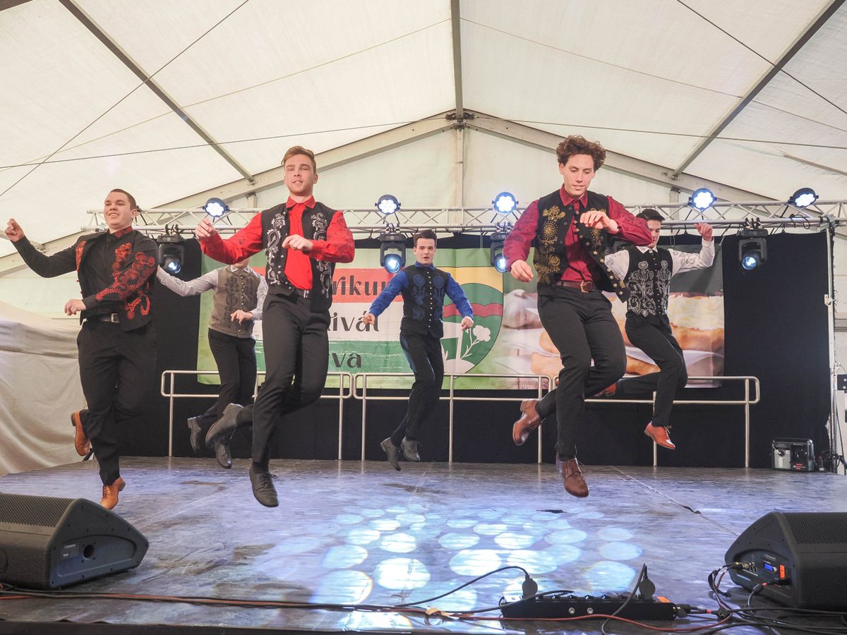 Hungarikumok – Az Aurora FolkGlamour táncos divatbemutatója a Bakonyban
