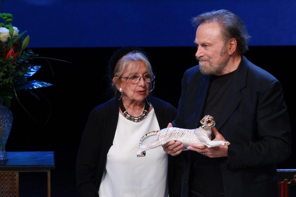Egyedi herendi porcelántigrist kapott Franco Nero Forrás: Herendi Porcelánmanufaktúra Facebook-oldala
