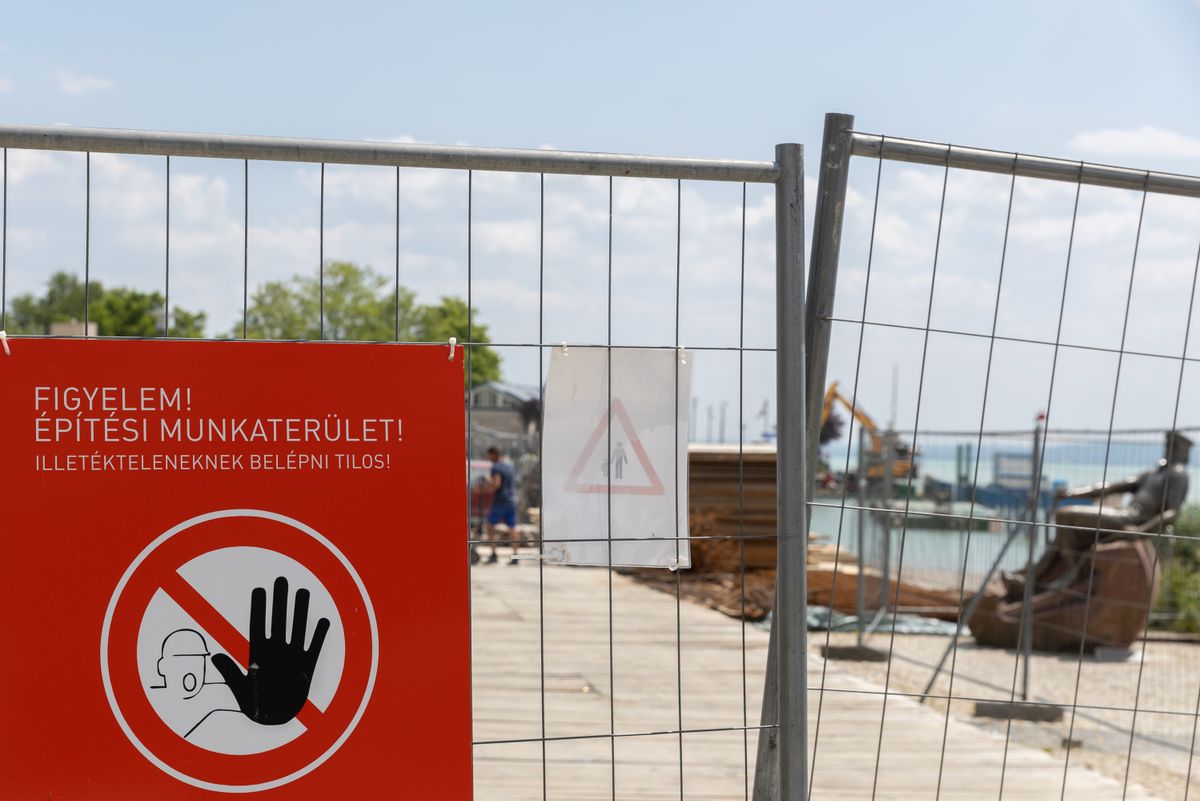 A balatonfüredi móló bejárata szinte észrevehetetlen – nem csoda, hogy sok turista észre se veszi Fotó: Fülöp Ildikó/Napló