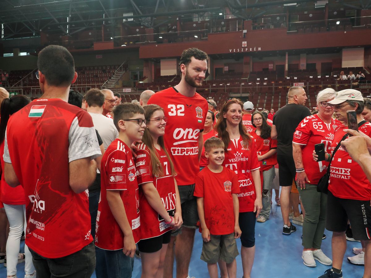 Szezonzárót tartott a veszprémi kézilabdaklub. A bakonyiak hétfőn szurkolóikkal együtt ünnepelték a megnyert trófeákat, és búcsúztatták el az idén nyáron távozó játékosokat.