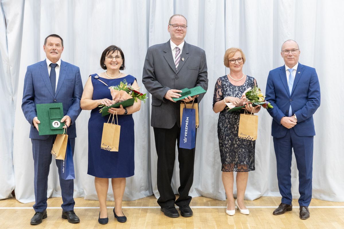 Pedagógusnap – Bagi Péter, Mágedliné Kiss Eleonóra, Irányi László, Czukelter Ildikó Zsuzsanna és Porga Gyula Fotó: Fülöp Ildikó/Napló