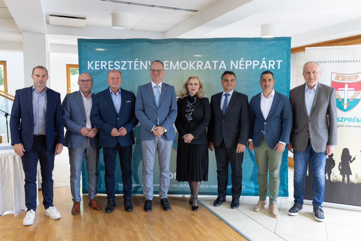 Csoportképen a KDNP országjáró fórumának résztvevői