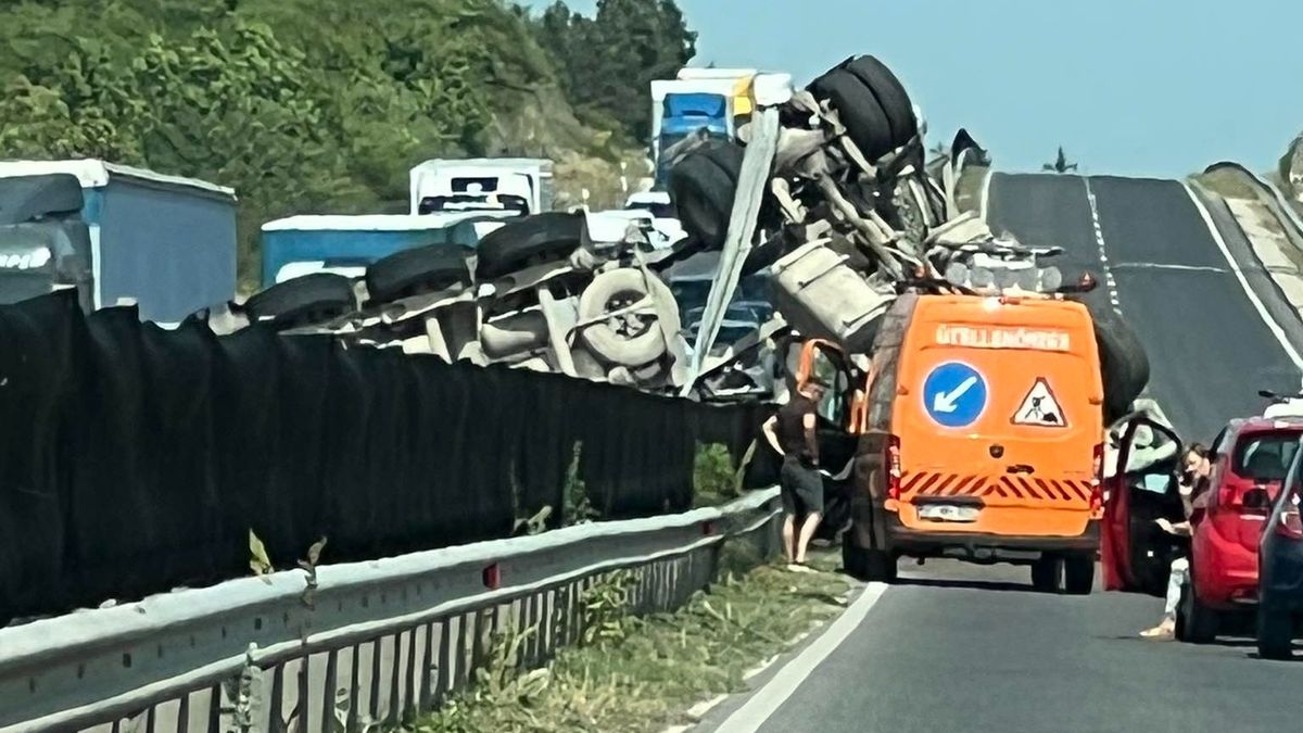 Halálos baleset történt a 8-as főúton, a tetejére borult egy kamion (FRISSÍTVE)
