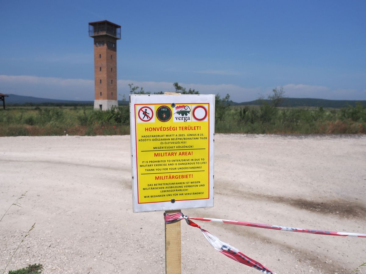 Tábla figyelmezteti az erre közlekedőket