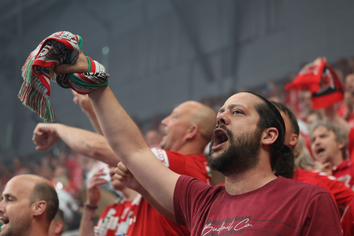 Nagyszerű, egyben a megszokottól kicsit eltérő hangulatot hozott a Veszprém–Szeged kézilabdaderbi, a bajnoki döntő első meccse Veszprémben.