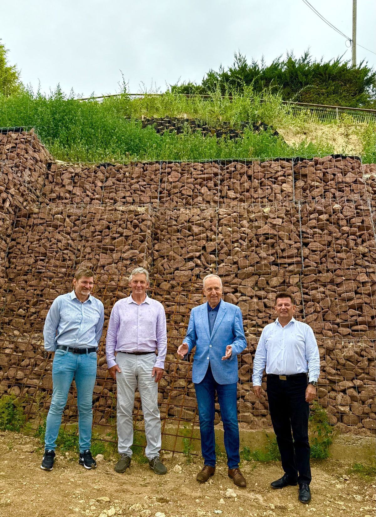 Báró Béla jegyző, Ferenczy Gábor alpolgármester, Dr. Kontrát Károly országgyűlési képviselő és Hebling Zsolt polgármester a biztosított löszfal előtt