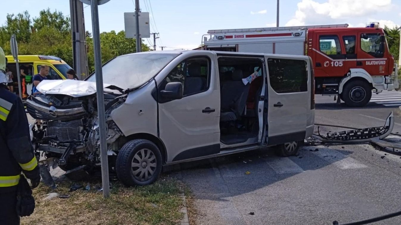 Négy sérült, oldalára borult autó Balatonfüreden (galéria)