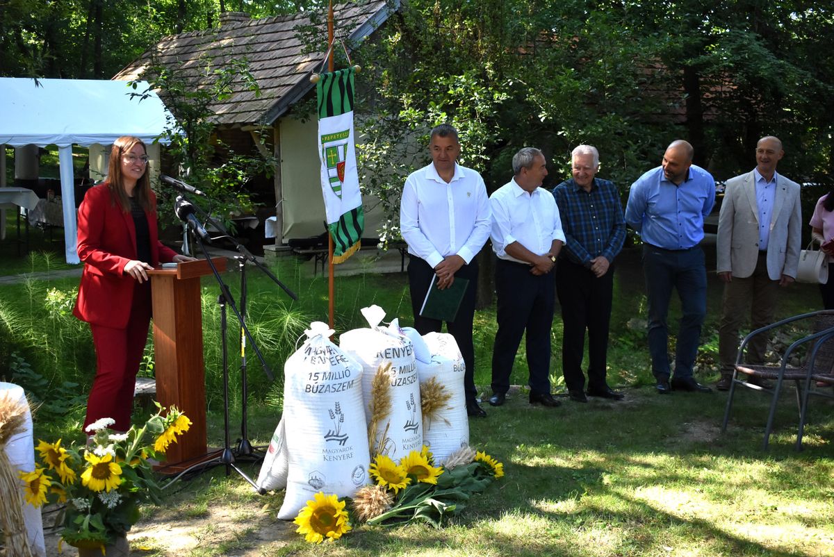 Magyarok Kenyere program - Pápateszéren kezdődött a vármegyei gyűjtés
