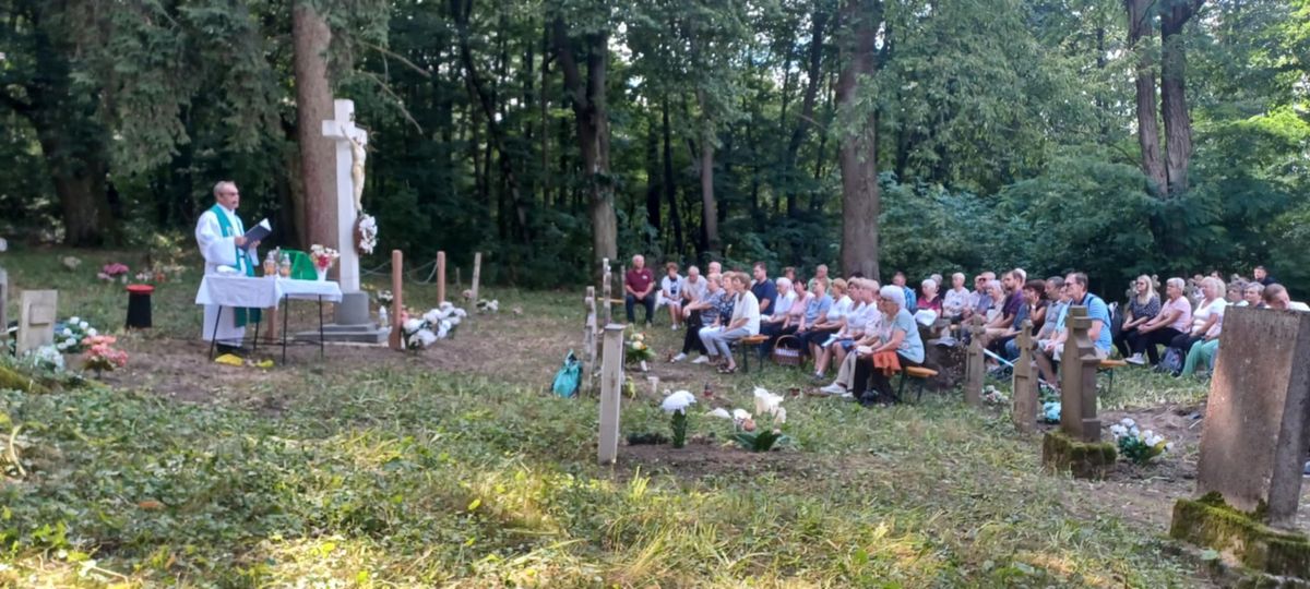 Szellemfalu a Bakonyban – A túrázók gyakran mit sem sejtve sétálnak el az egykori település nyomai mellett, de a helybeliek évente búcsúi ünnepség, szabadtéri istentisztelet keretében emlékeznek.