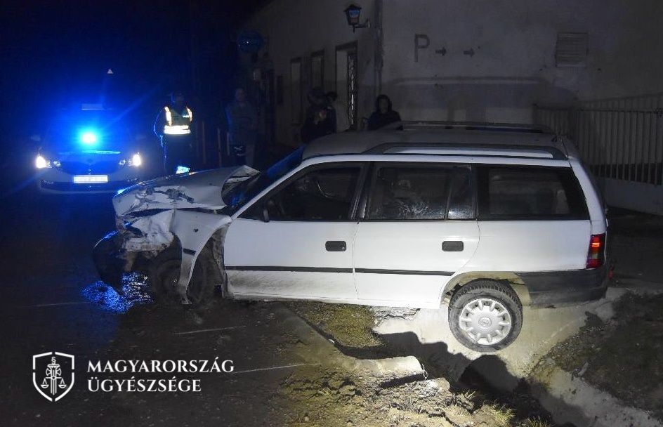 A fiatal az ünnep alatt alkoholt fogyasztott, majd engedély nélkül vezetni kezdett az utcán. Fotó: Magyarország Ügyészsége/vaol.hu