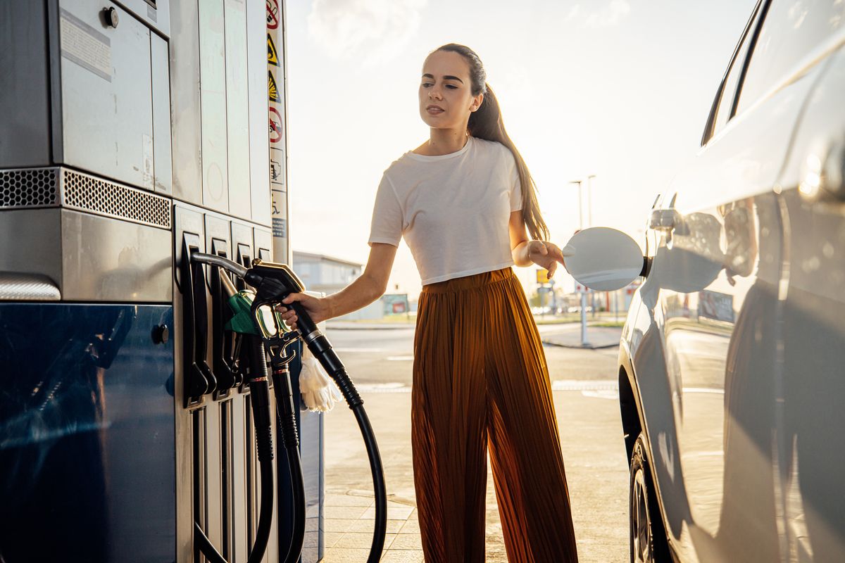 Young woman refueling her car at gas station
benzin gázolaj üzemanyag benzinkút