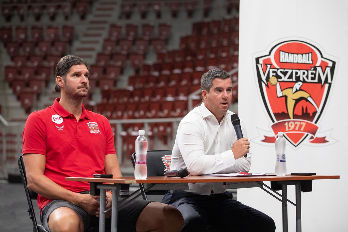 A veszprémi kézilabdaklub elöljárói személyesen tájékoztatták a szurkolókat az aktuális változásokról és válaszoltak a felmerülő kérdésekre is.