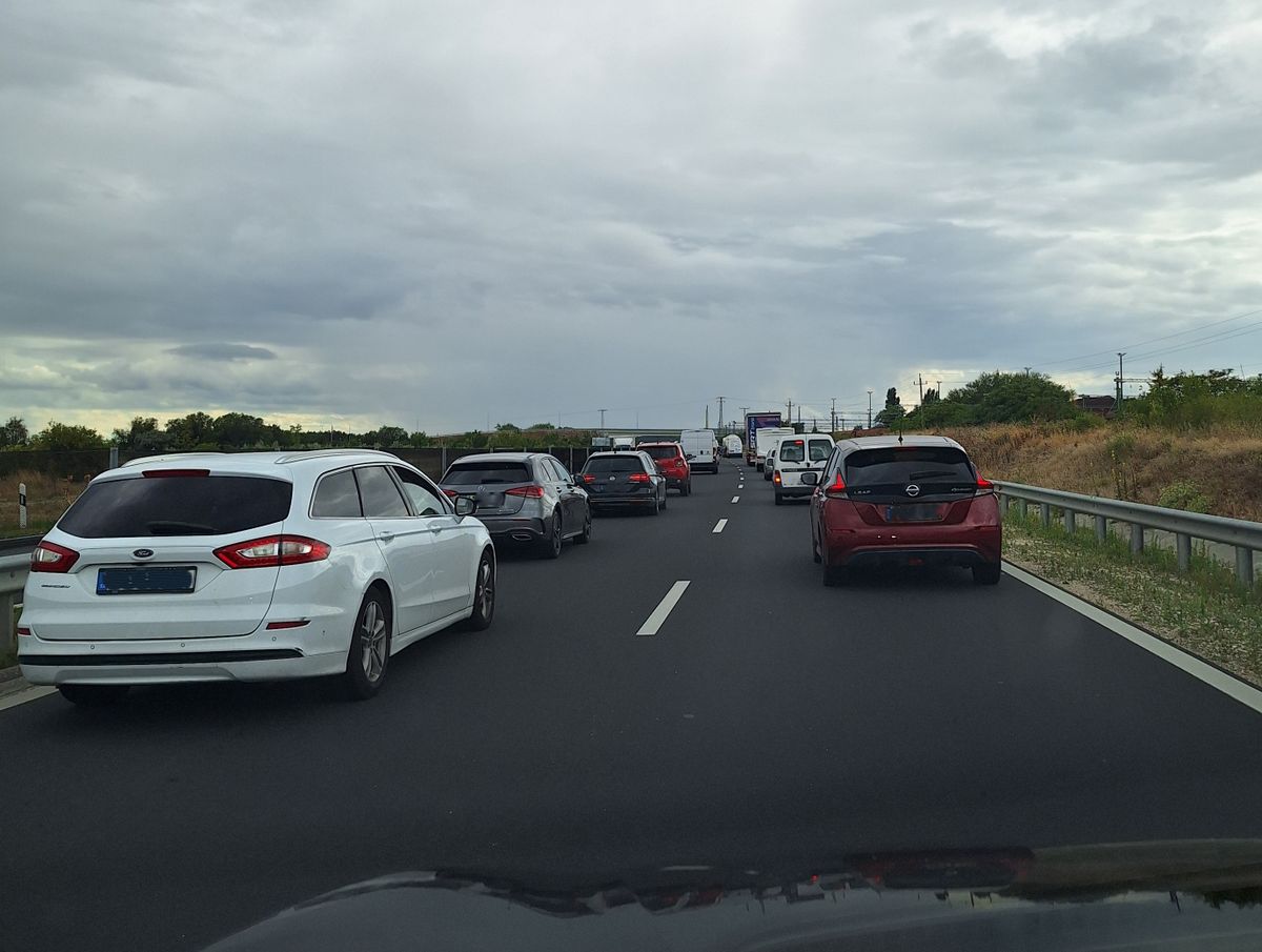 Baleset történt a 8-as főúton, ezért lassult le jelentősen a forgalom Várpalotánál, feltorlódott a kocsisor, araszolnak egymás után az autók.
