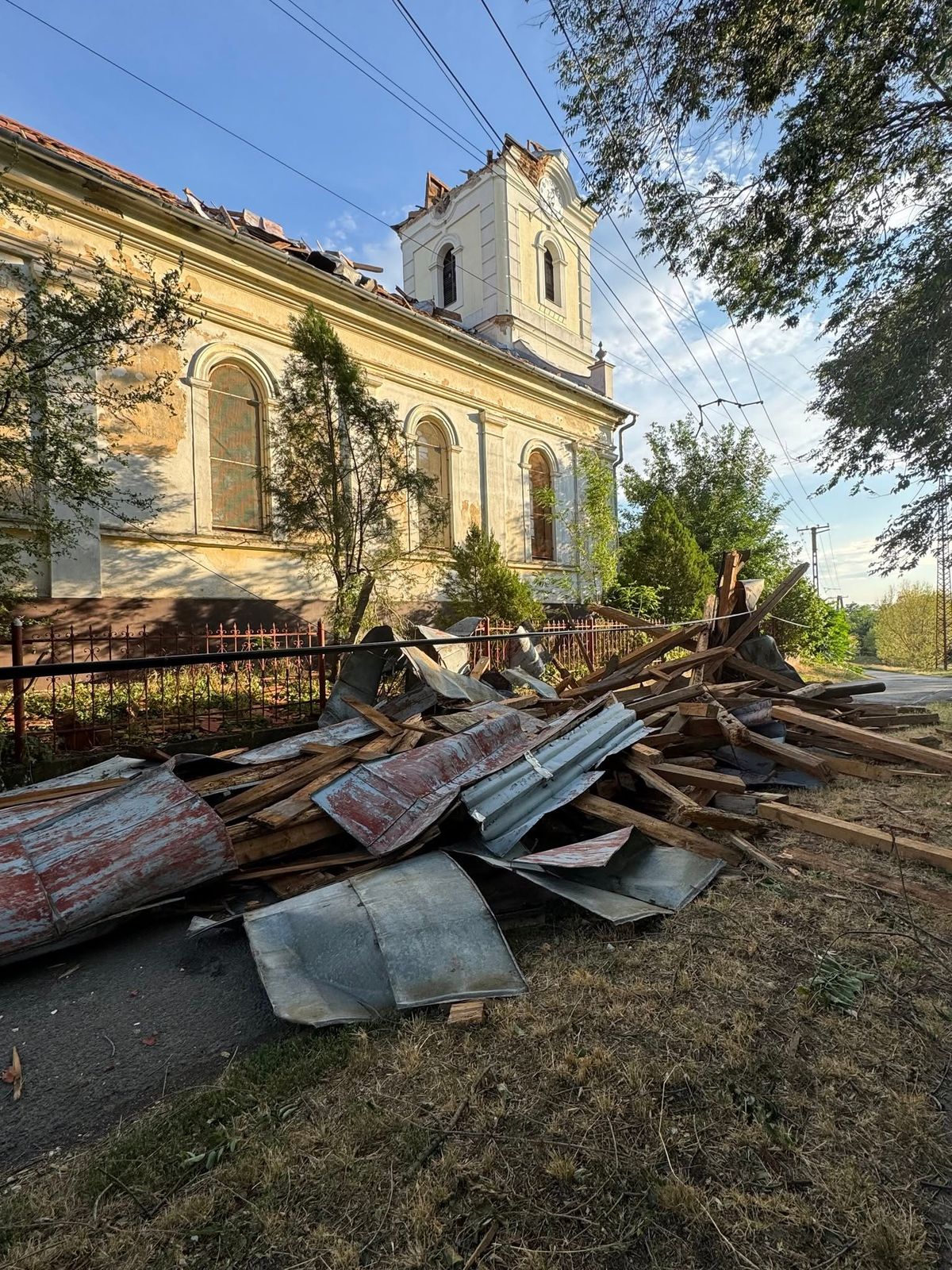 Orkánerejű szél döntötte le a sápi templom tornyát