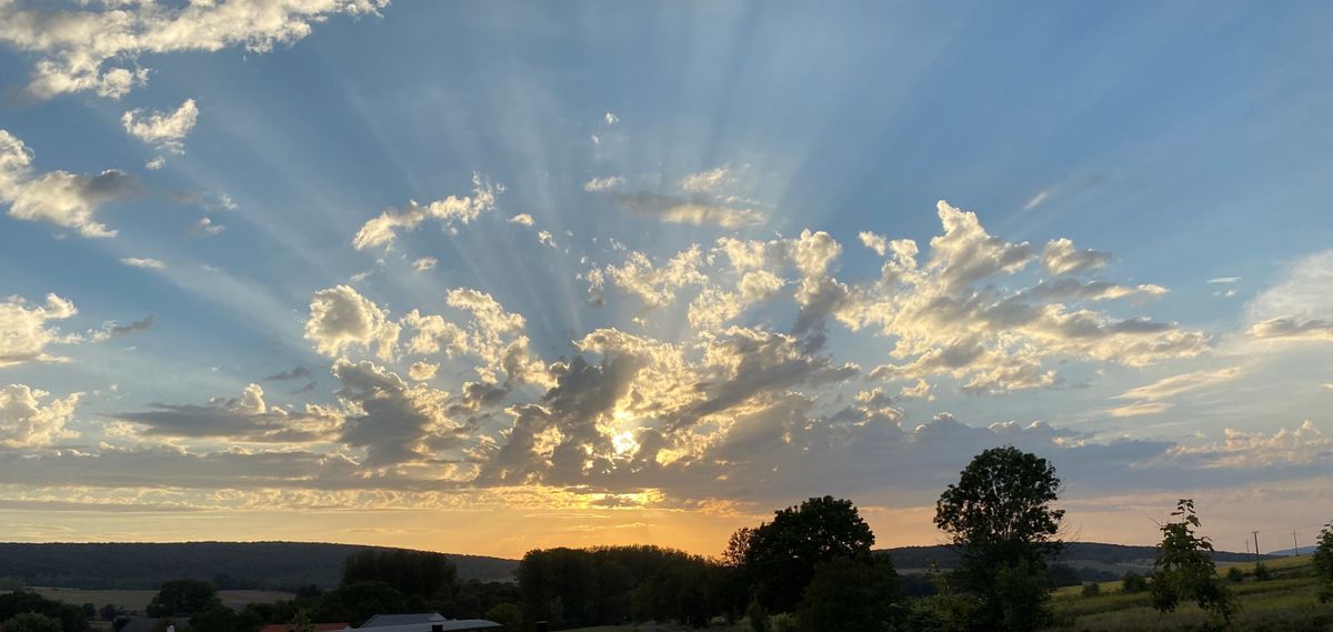 Szeretne ilyen panorámában gyakran gyönyörködni naplementekor? Lókúton megteheti és most erre alkalmat ad az is, hogy itt egy régi házba, egy bakonyi ingatlanba álmodhat új otthont.