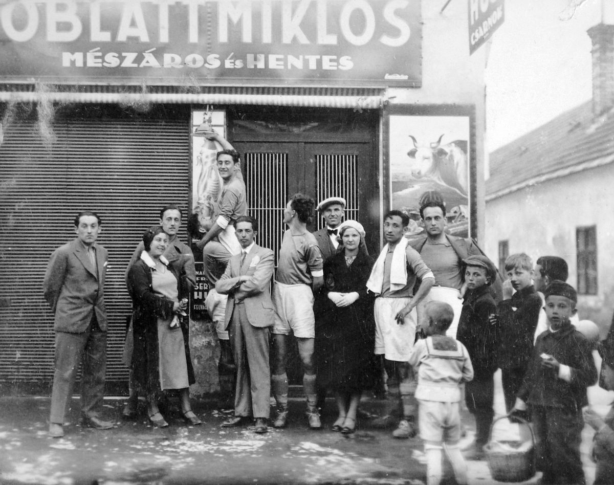Időutazás régi képek alapján – Oblatt Miklós mészáros és hentes veszprémi, Kossuth utcai üzlete előtt 1926-ban készült fotó.