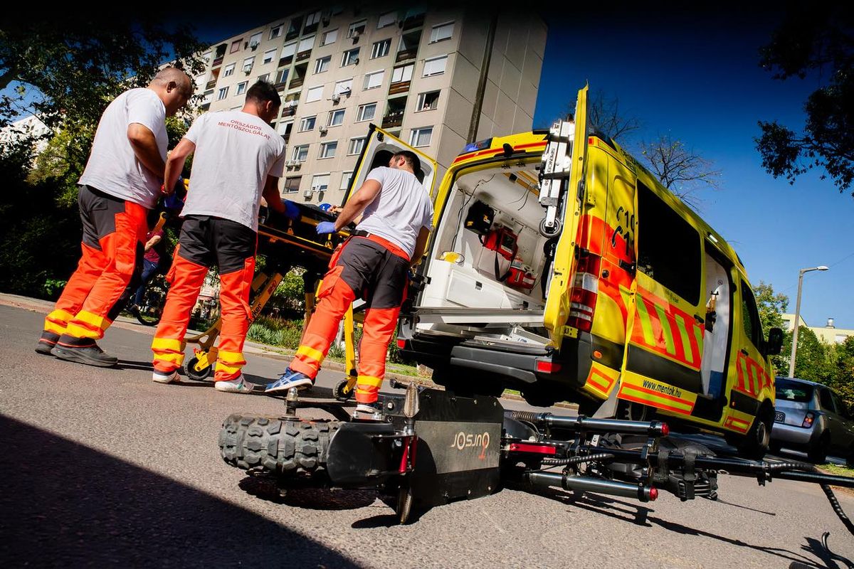 Rolleres balesetekre figyelmeztetnek a mentősök.