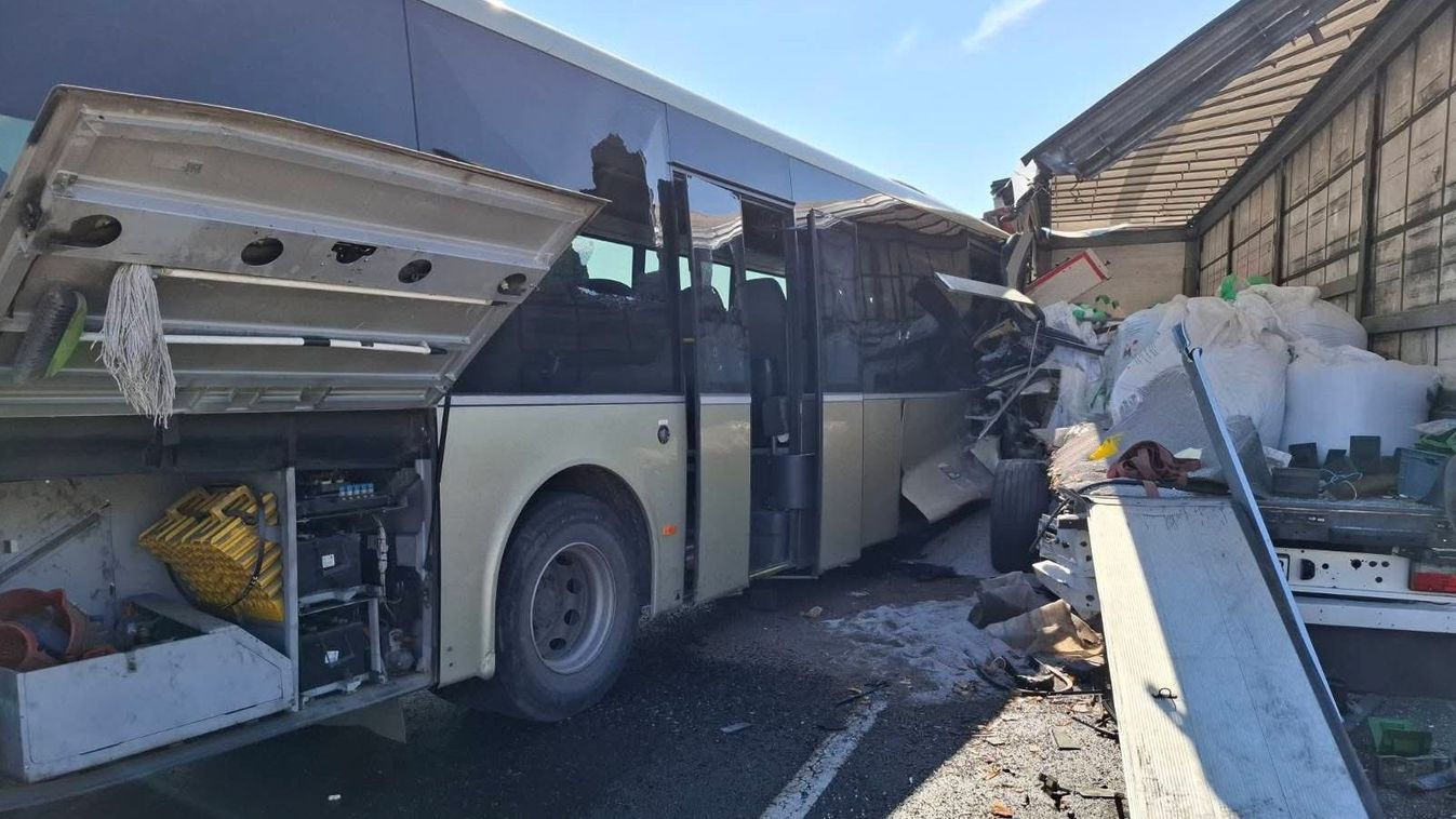 Buszbaleset Várpalotánál: 15-en megsérültek, ketten életveszélyesen (helyszíni fotók)