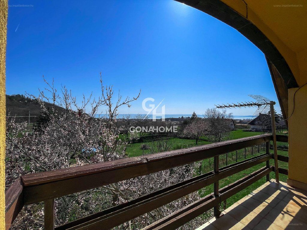 Örök balatoni panorámával vár ez a Balaton-parti ingatlan