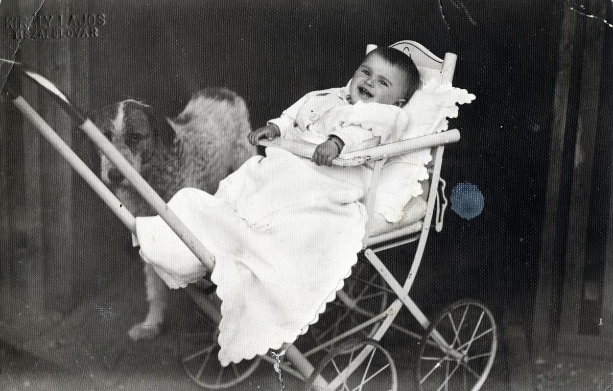 Így nézett ki egy 1924-es évekbeli babakocsi