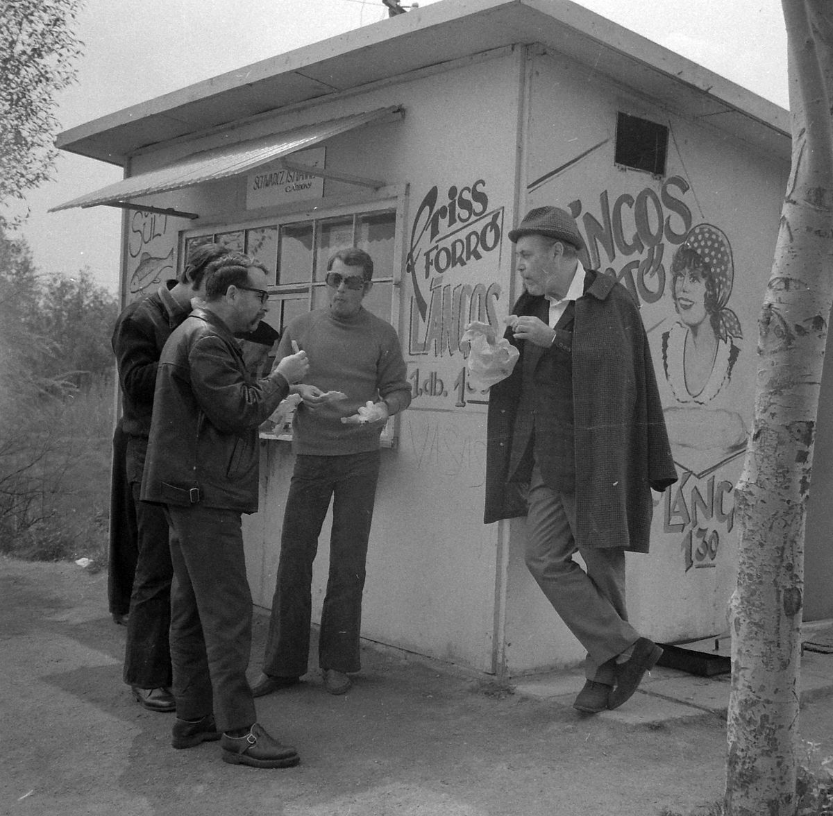 A lángos meghódította hazánkat: Várkonyi Zoltán színművész-rendező-színigazgató a Velencei-tónál 1972-ben Fotó: Fortepan / Kotnyek Antal