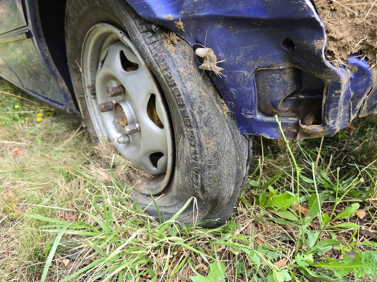 Defekt miatt borult fel egy autó Papkeszinél, a sofőrt súlyos sérülésekkel szállították el.