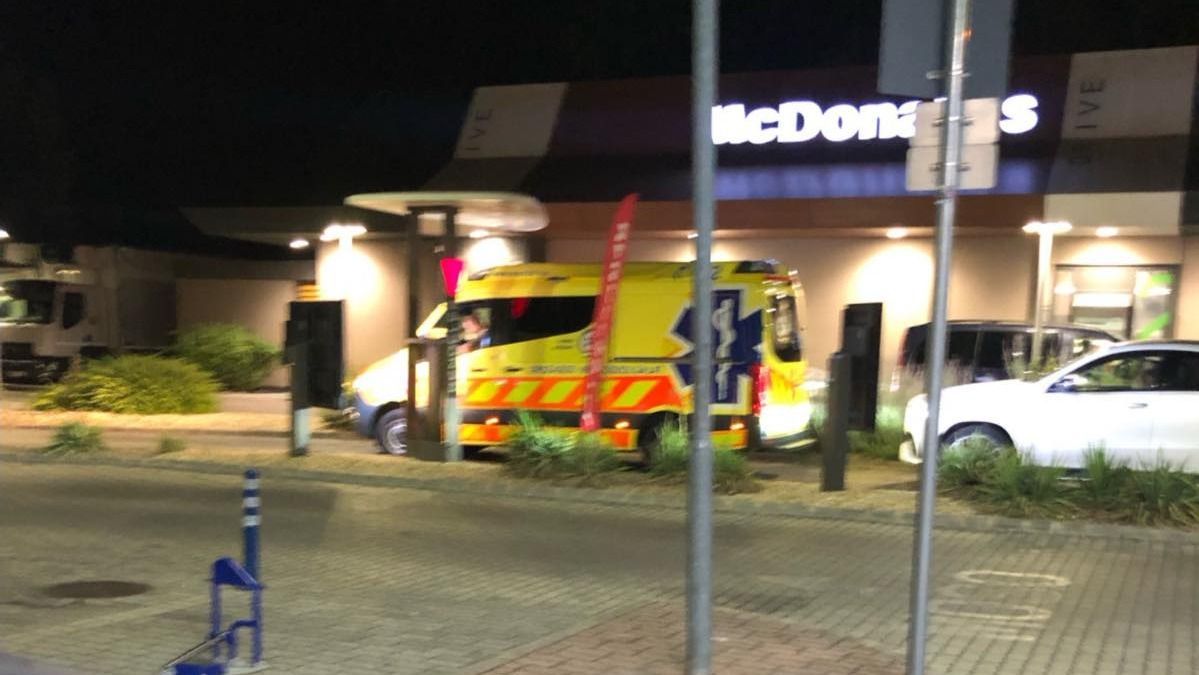 Gyorsétteremnél kapta lencsevégre a mentőst, a választ nem teszi zsebre