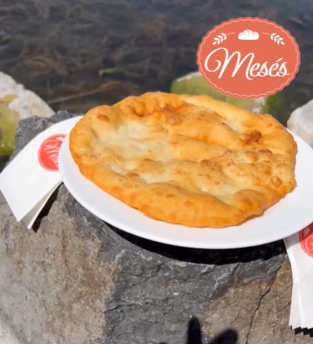 Vadkovásszal, japán módszerrel készül az újragondolt lángos Balatonbogláron. Fotó: mesesgasztro TikTok