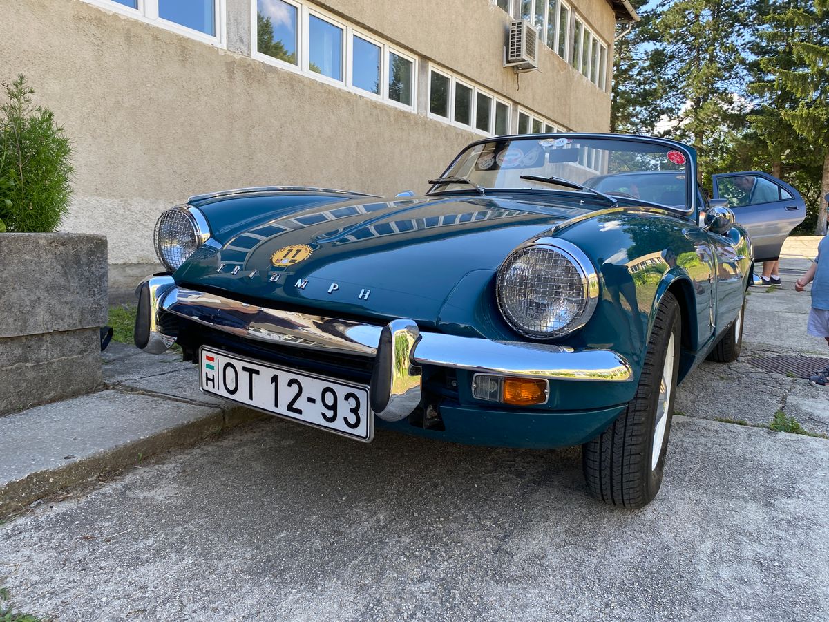 Zöld Bogár és kék Triumph Spitfire is járta a bakonyi utakat a hétvégén.