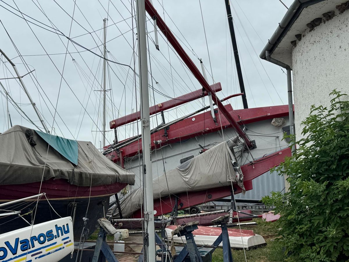 Kegyetlen időjárás, nem kímélte a vitorlásokat a csütörtöki balatoni vihar, több olyan hajó is megsérült, amely a csütörtöki Kékszalagra készült.