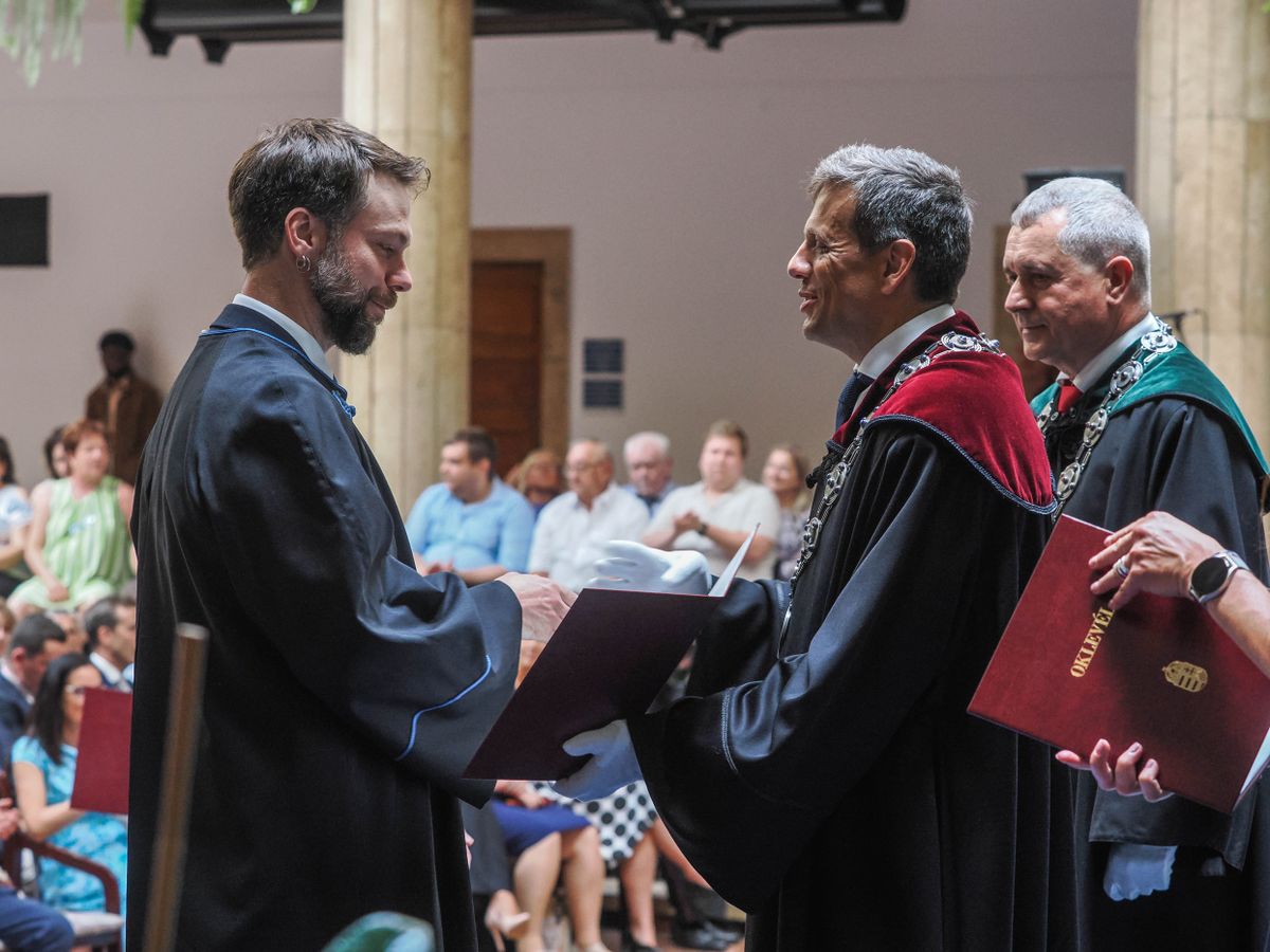 diplomaátadó