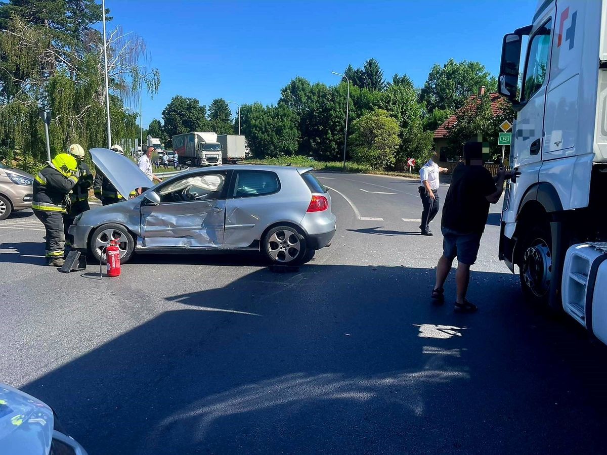 A 82-es főúton, Zircen a Tesco-kanyarban nemrégiben kamion és személyautó ütközött össze.