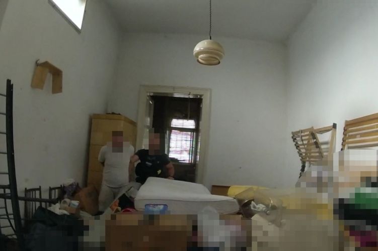 Párnák közé bújt a devecseri férfi, hogy a rendőrök ne találják meg