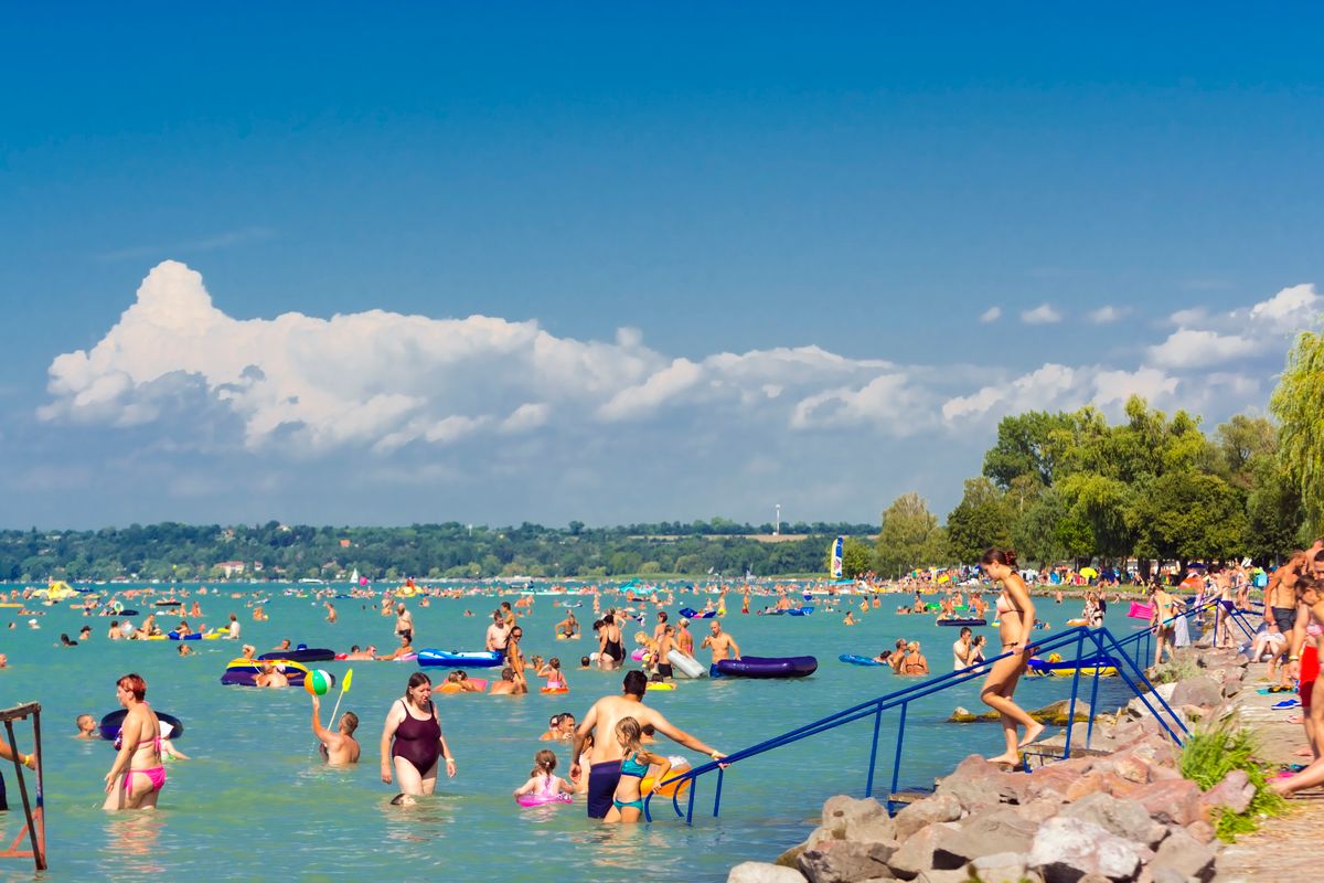 Crowd in the Beach in the lake Balaton in summer
időjárás