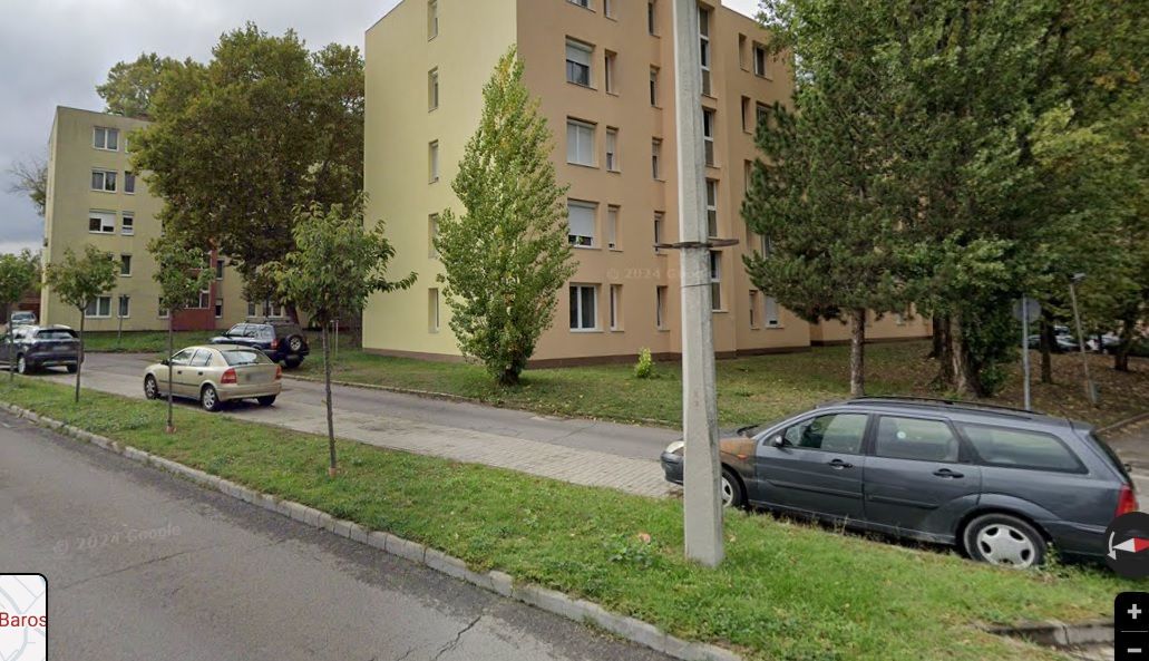 Járókelők találtak rá a lakótelepen. A holttest több napja feküdhetett már ott.
Forrás: Google Street View