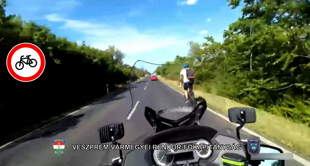 A motoros rendőr ezután biztonságos helyre vezette a biciklist