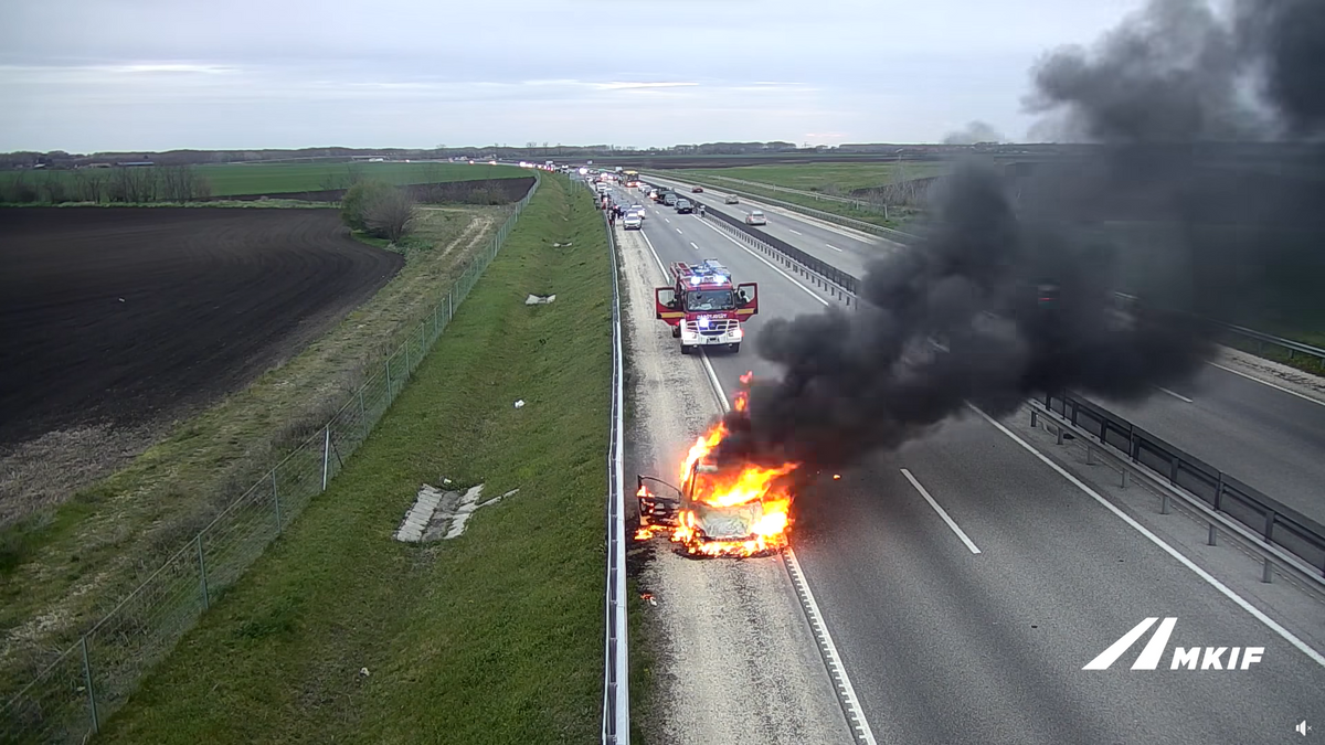 m4-es autóút: teljes terjedelmében lángra kapott egy autó