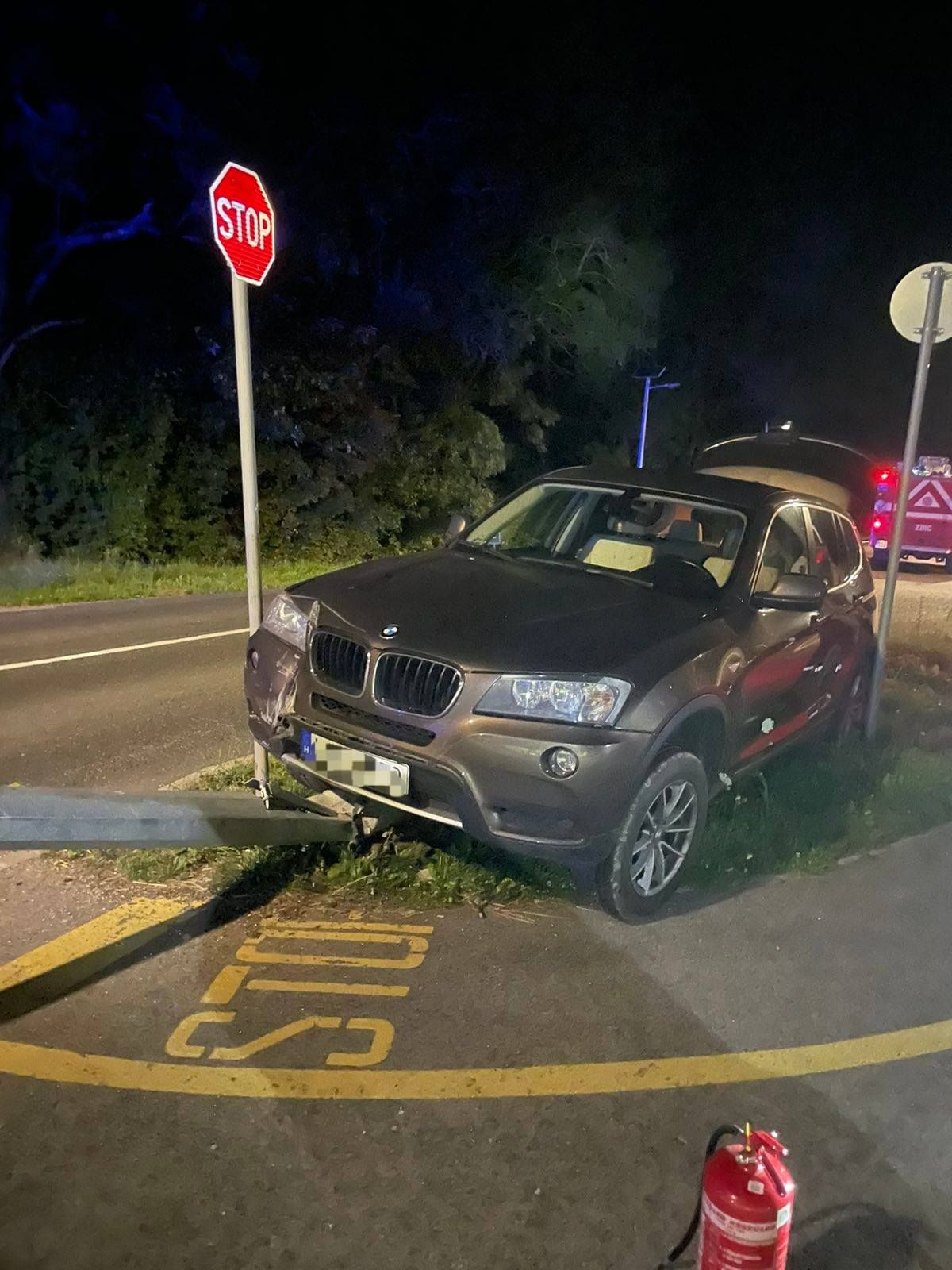 Baleset a Bakonyban – Kerékpárút közelében döntött ki egy kandelábert és egy közlekedési táblát éjfél körül a BMW vezetője.