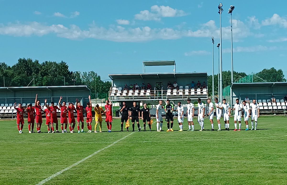 A veszprémi focicsapat Balatonlellén lépett pályára.