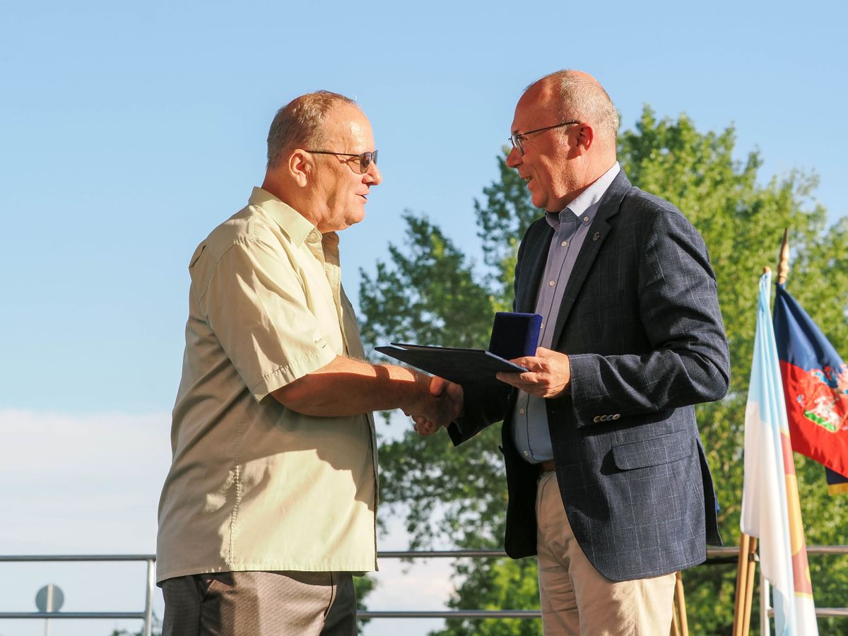 Átadták Veszprém Gyulafirátót városrészének legrangosabb elismerését, a Hadnagy László-díjat, amelyet a falunapon vehetett át a kitüntetett.